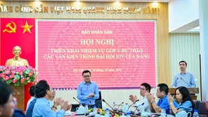 Le Quoc Minh, miembro del Comité Central del PCV, presidente–editor del periódico Nhan Dan, subjefe de la Comisión de Propaganda y Movilización de Masas del Comité Central del PCV y presidente de la Asociación de Periodistas de Vietnam, preside el evento.