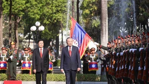El secretario general del Partido Comunista de Vietnam, To Lam (derecha), y el secretario general del Partido Popular Revolucionario y presidente de Laos, Thongloun Sisoulith, pasan revista a la guardia de honor. (Foto: VNA)