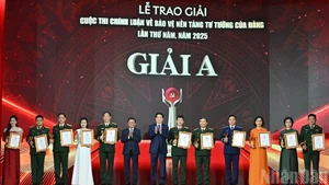 El presidente Luong Cuong y el miembro permanente del Secretariado del Comité Central del PCV, Tran Cam Tu, entregan los premios A a los autores y grupos de autores galardonados. (Foto: VNA)