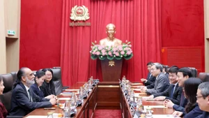 El general Luong Tam Quang, ministro de Seguridad Pública de Vietnam, recibe a Amandeep Singh Gill, secretario general adjunto de las Naciones Unidas (ONU) y enviado especial para la Tecnología. (Foto: VNA)