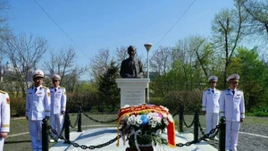Ceremonia de ofrenda floral en el Monumento a Ho Chi Minh en la ciudad rusa de Vladivostok. (Foto: VNA)
