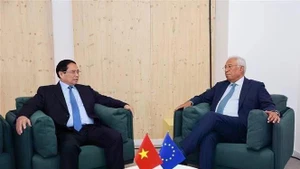 El primer ministro de Vietnam, Pham Minh Chinh (izq), mantiene una sesión de trabajo con el presidente del Consejo Europeo, Antonio Costa. (Foto: VNA)