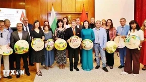 La embajadora de Vietnam en Bulgaria, Nguyen Thi Minh Nguyet, se toma una foto de recuerdo con periodistas búlgaros. (Foto: VNA)