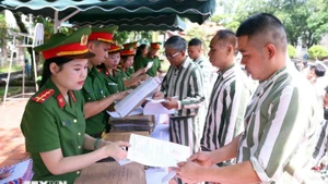 Funcionarios de la prisión Phu Son 4 (Ministerio de Seguridad Pública) entregan certificados de amnistía a las personas amnistiadas en 2025. (Foto: VNA)
