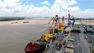 Barco con mercancías destinadas a la exportación en el puerto de Tan Vu, Hai Phong. (Foto: VNA)
