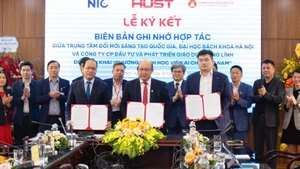 En el acto de firma. 