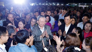 El secretario general del Partido Comunista de Vietnam (PCV), To Lam, y residentes en el barrio de Thuong Cat en Hanói. (Foto: VNA)