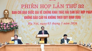 El primer ministro Pham Minh Chinh habla en la reunión.