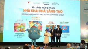 Los organizadores entregan premios a los ganadores del concurso de creatividad sobre protección del agua para estudiantes.