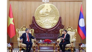 El secretario general del Partido Comunista de Vietnam, To Lam, y el secretario general del Partido Popular Revolucionario de Laos y presidente de ese país, Thongloun Sisoulith, se reunieron en privado. (Foto: VNA)