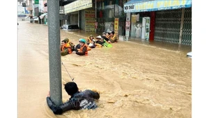 Las autoridades evacuan a los habitantes de Khanh Hoa a un lugar seguro. (Foto: VNA)