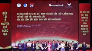Presentan el Consejo Asesor y la Junta Directiva de los grupos de debate del VI Foro Global de Jóvenes Intelectuales Vietnamitas. (Foto: VNA)