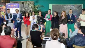 Miembros de la red "Amamos Pho" presentan un mapa de la gastronomía vietnamita en Europa. (Foto: VNA)