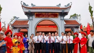 El presidente de la ANV, Tran Thanh Man, y los delegados en el monumento. (Foto: VNA)