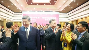 El secretario general del Partido Comunista de Vietnam, To Lam, y el secretario general del Partido Comunista y presidente de China, Xi Jinping, y otros dirigentes asisten al programa de intercambio popular Vietnam - China. (Foto: VNA)