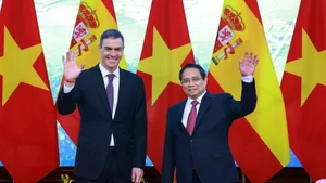 El primer ministro de Vietnam, Pham Minh Chinh (derecha), y el presidente del Gobierno de España, Pedro Sánchez (Foto: VNA)