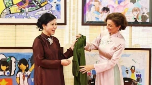 Ngo Phuong Ly (izq.), esposa del secretario general del Partido Comunista de Vietnam, To Lam, presenta un Ao Dai (túnica tradicional vietnamita) a la directora general de la Unesco, Audrey Azoulay. (Foto: tuoitre.vn)