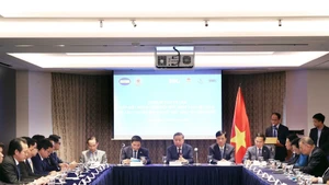 [Foto] Líder partidista vietnamita se reúne con miembros de la Red de Innovación y Creatividad de Vietnam en Corea del Sur