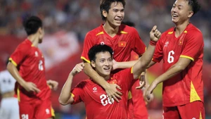 El delantero Thanh Nhan, de la selección Sub-23 de Vietnam, anota el único gol del partido. (Foto: Duc Cuong/VFF)