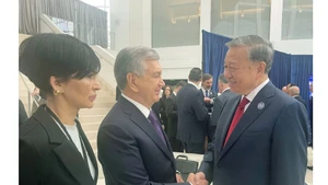 El secretario general del PCV, To Lam (derecha) se reúne con el presidente de Uzbekistán, Shavkat Mirziyoyev, al margen de la reunión de la Junta de Paz para Gaza en Estados Unidos. (Foto: VNA)