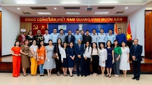 Delegados y exalumnos del lTEC posan para una foto de recuerdo. (Foto: Embajada de la India en Vietnam)