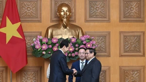 El primer ministro Pham Minh Chinh recibe al embajador de China en Vietnam, He Wei.