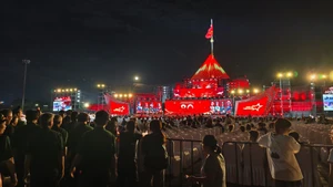 [Foto] Celebran en Hue programa político-artístico “Bajo la bandera de la gloria”
