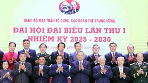 El secretario general del Partido Comunista de Vietnam (PCV), To Lam, y el primer ministro Pham Minh Chinh en el evento. (Foto: VNA)