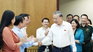 El secretario general del Partido Comunista de Vietnam, To Lam, saluda a los delegados. (Foto: VNA)