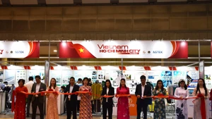 Ceremonia de inauguración del stand de las empresas textiles y de confección vietnamitas. (Foto: VNA)
