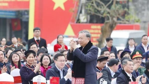 El secretario general del PCV, To Lam, con personas de diversos grupos étnicos en la provincia de Cao Bang. (Foto: VNA)