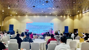 El subdirector de la Administración Nacional de Turismo de Vietnam, Pham Van Thuy, pronuncia el discurso de apertura del programa. (Foto: baovanhoa.vn)