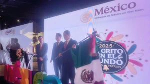 El viceministro de Relaciones Exteriores de Vietnam, Dang Hoang Giang; el embajador de México en Vietnam, Alejandro Negrín; y el el cónsul honorario de México en Ciudad Ho Chi Minh, Vu Anh Minh. 