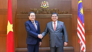El presidente de la Cámara de Representantes de Malasia, Tan Sri Dato’ Johari bin Abdul, recibe al presidente de la ANV, Tran Thanh Man. (Foto: Doan Tan/VNA)