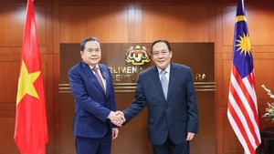 El presidente del Senado de Malasia, Dato' Awang Bemee Awang Ali Basah (derecha), recibe al presidente de la ANV, Tran Thanh Man. (Foto: Doan Tan/VNA)