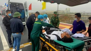 La Guardia Fronteriza de Vietnam, en coordinación con la parte china, abre “carriles verdes” para ambulancias que trasladan pacientes en situación de emergencia (Fot: VNA)