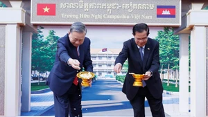 El secretario general del Partido Comunista de Vietnam, To Lam, y el presidente del Senado de Camboya, Hun Sen, asisten al acto de inicio de la construcción de la Escuela de Amistad Camboya-Vietnam. (Foto: VNA)