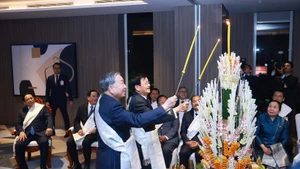 El secretario general del Partido Comunista de Vietnam, To Lam, y el secretario general del Partido Popular Revolucionario de Laos y presidente de ese país, Thongloun Sisoulith, realizan la tradicional ceremonia laosiana de atar la muñeca el 5 de febrero. (Foto: VNA)