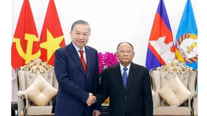 El secretario general del Partido Comunista de Vietnam, To Lam, y el presidente honorario del Partido Popular de Camboya, Heng Samrin. (Foto: VNA)