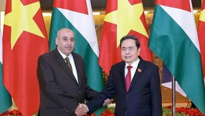 El presidente de la Asamblea Nacional, Tran Thanh Man (derecha), y el titular de la Cámara de Representantes de Jordania, Mazen Turki El Qadi. (Foto: VNA)