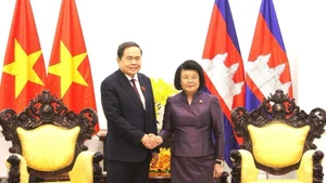 El presidente de la Asamblea Nacional de Vietnam, Tran Thanh Man, y la titular de la Asamblea Nacional de Camboya, Khuon Sudary. (Foto: VNA)