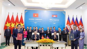 Ceremonia de firma del plan de cooperación entre el Ministerio de Seguridad Pública de Vietnam y el Ministerio del Interior de Camboya. (Foto: VNA)
