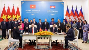 Firma del Acuerdo de cooperación entre el Ministerio de Relaciones Exteriores de Vietnam y la Comisión de Relaciones Exteriores del Comité Central del Partido Popular de Camboya. (Foto: Thong Nhat/VNA)