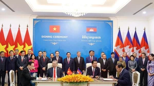 En la firma de un Acuerdo de cooperación entre el Comité del Partido del Ministerio de Asuntos Exteriores de Vietnam y la Comisión de Asuntos Exteriores del Partido Popular de Camboya. (Foto: VNA)