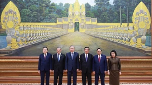 Dirigentes de alto nivel de Vietnam y Camboya en el evento. (Foto: VNA)