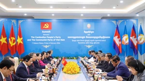 Encuentro de alto nivel entre el Partido Popular de Camboya y el Partido Comunista de Vietnam. (Foto: VNA)