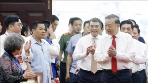 El secretario general del Partido Comunista de Vietnam, To Lam, y delegados. (Foto: VNA)