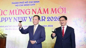 Tran Luu Quang (izquierda), miembro del Buró Político y secretario del Comité partidista de Ciudad Ho Chi Minh en el evento. (Foto: VNA)