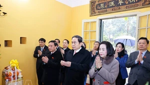 El presidente de la Asamblea Nacional de Vietnam, Tran Thanh Man, y la delegación rinden homenaje al Presidente Ho Chi Minh. (Foto: VNA)