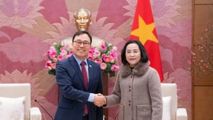 La vicepresidenta de la Asamblea Nacional de Vietnam, Nguyen Thi Thanh, y el embajador de Corea del Sur en Hanói, Choi Young Sam. (Foto: VNA)